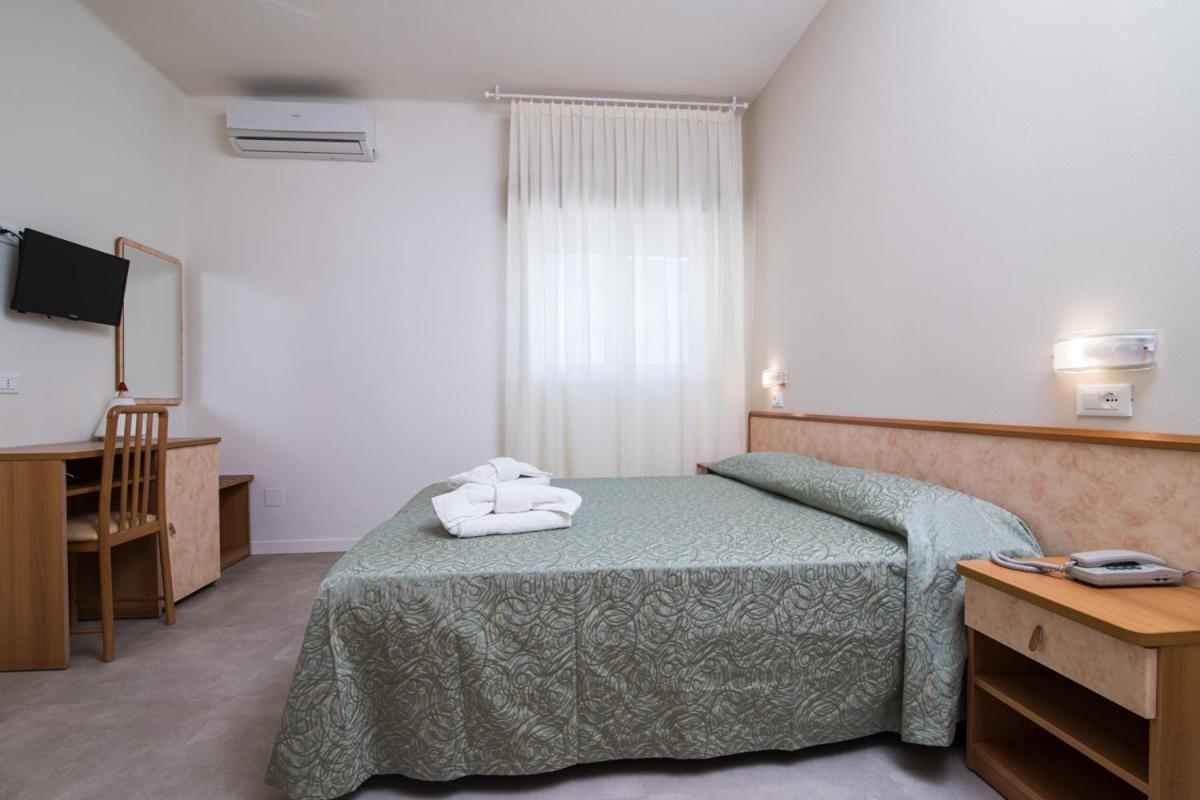 Hotel Ondina E Milazzo チェルヴィア エクステリア 写真