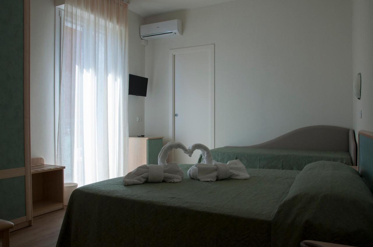 Hotel Ondina E Milazzo チェルヴィア エクステリア 写真